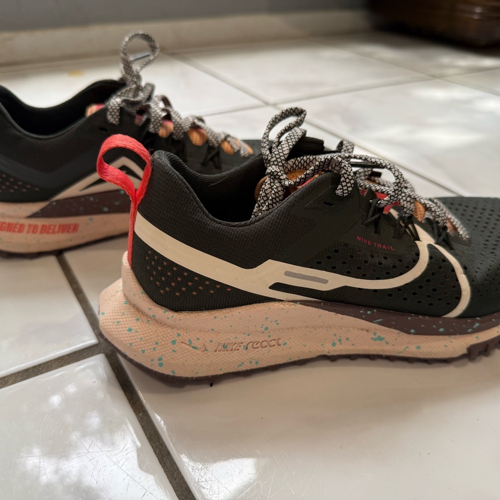 NIKE Women’s React Pegasus Trail 4 Hiking Outdoor Running Sequoia shoes- Size 8